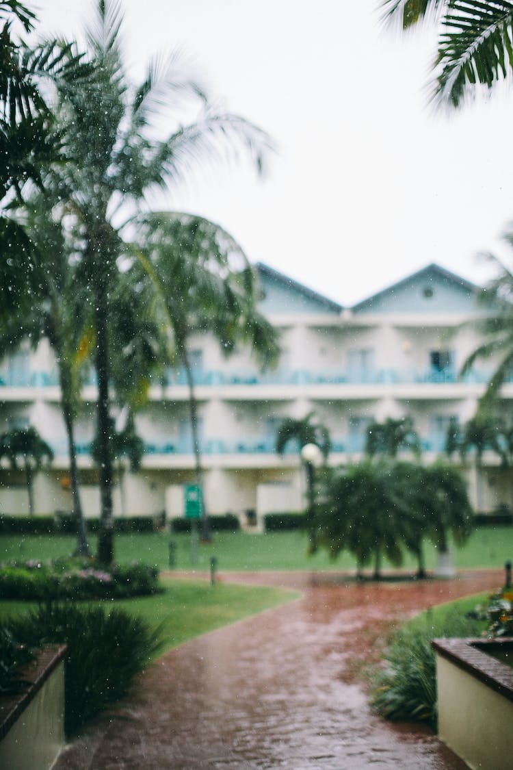 hotel edificio dia lluvioso lloviendo