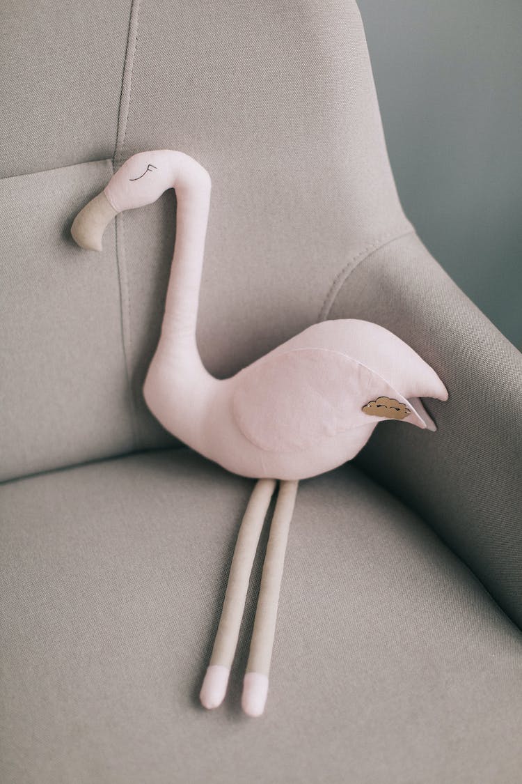 figura cisne blanco sobre sofa gris