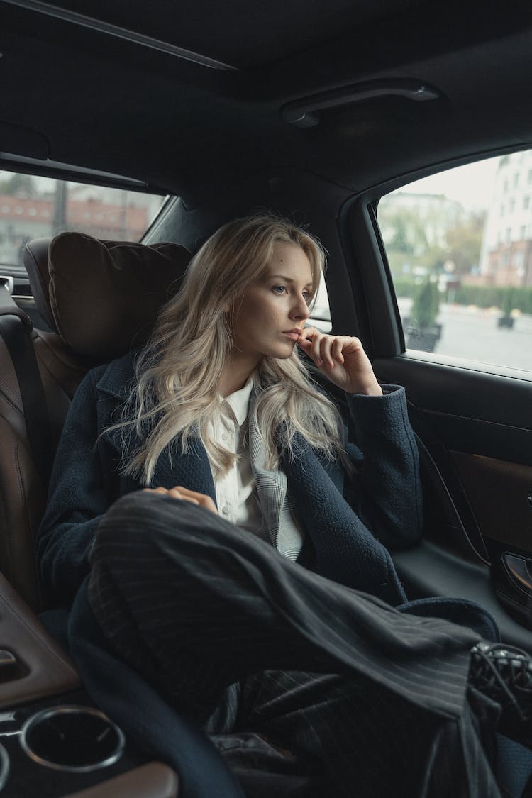 mujer oficina coche vehiculo