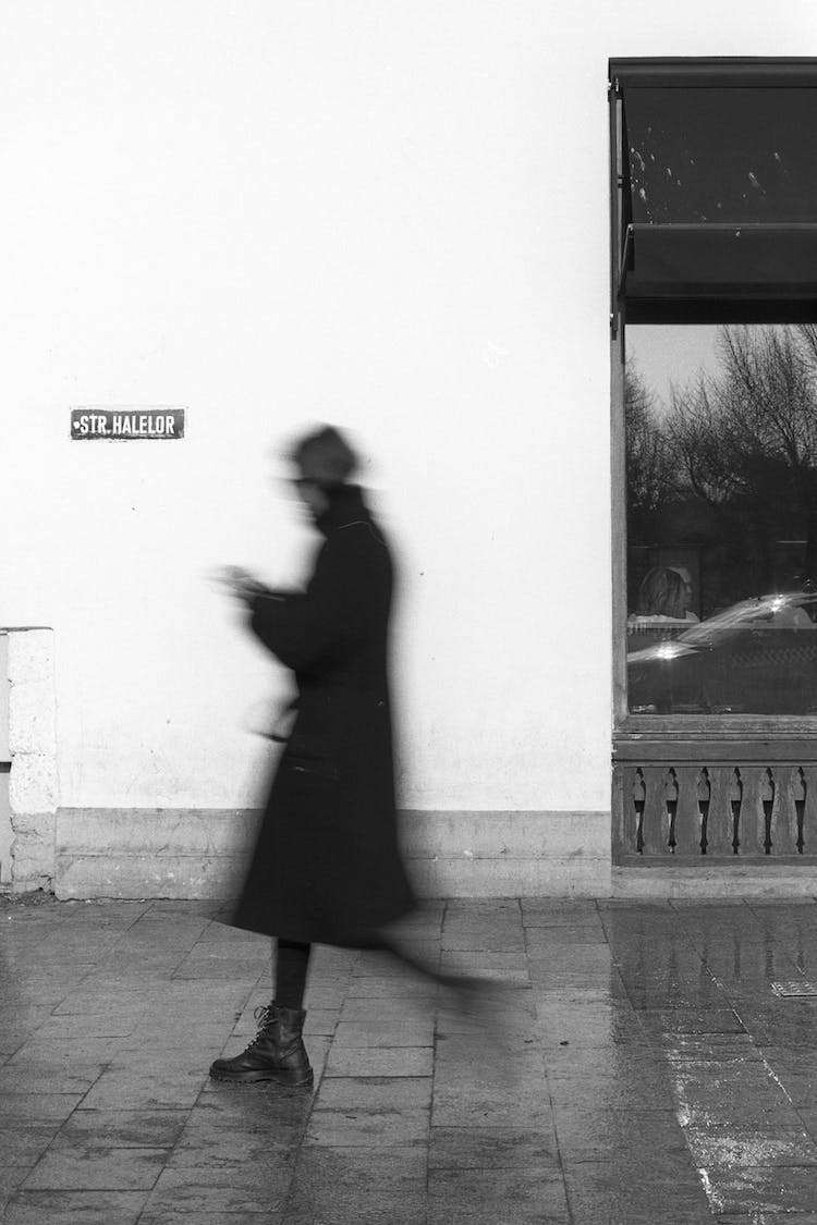 blanco y negro mujer calle caminando