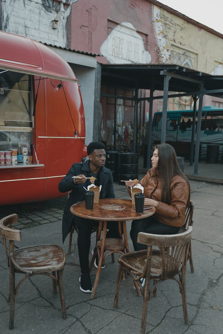 hombre pareja mujer comiendo