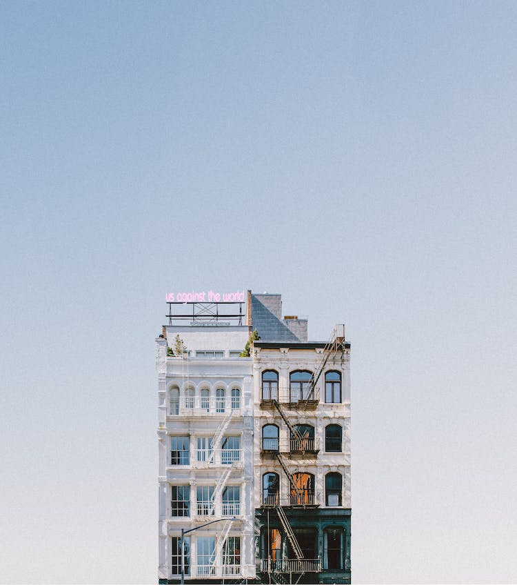 edificio de hormigon blanco bajo un cielo azul