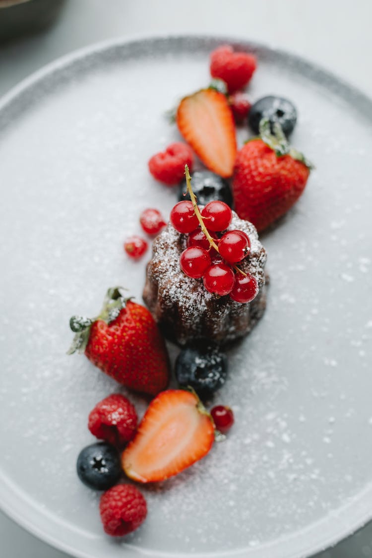 delicioso postre colocado en la mesa