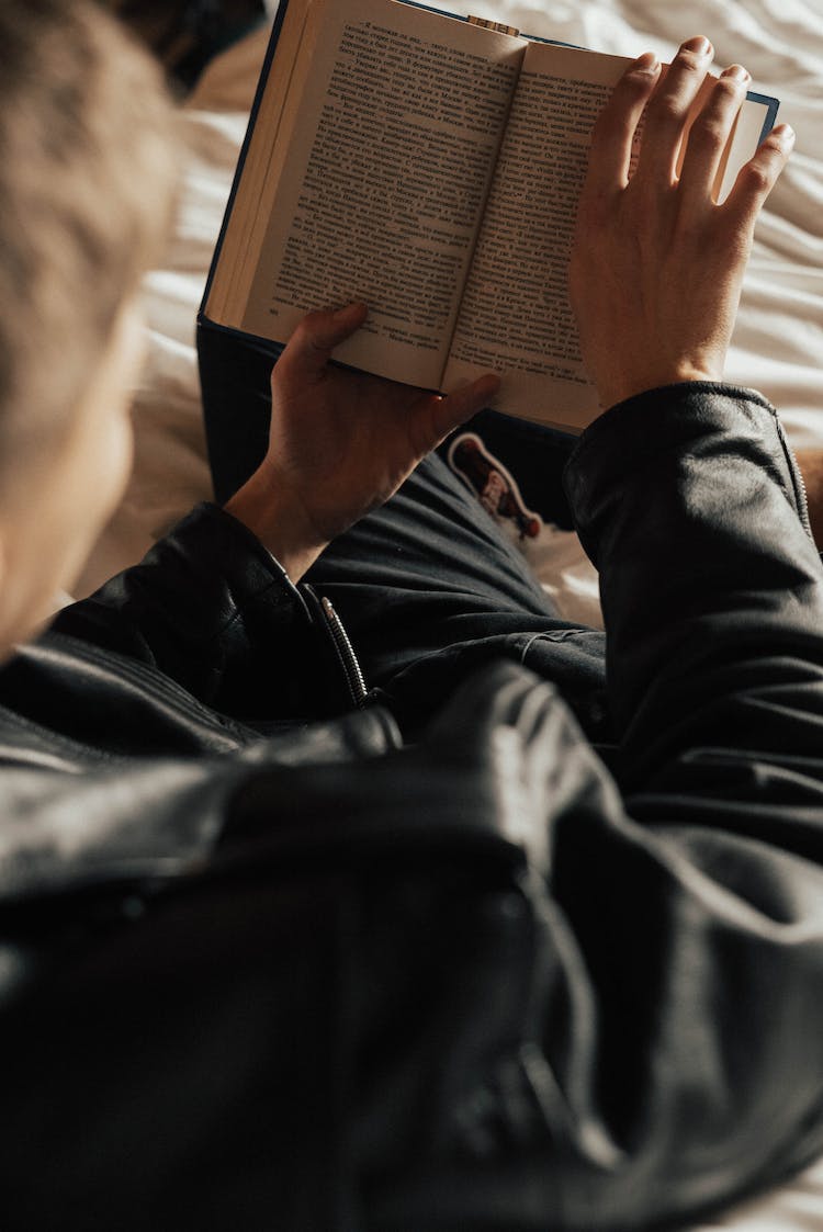 persona aficion chaqueta de cuero libro de lectura