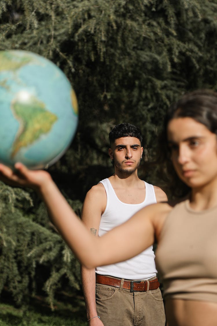 hombre mujer sujetando esfera