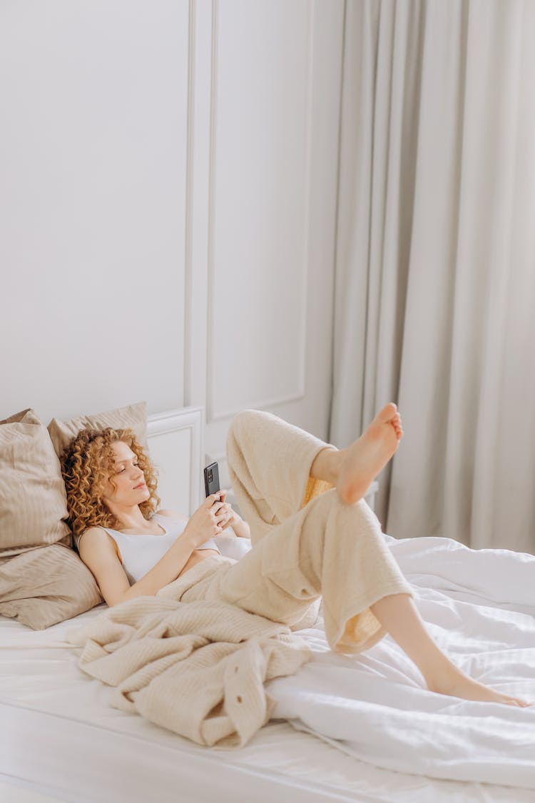 persona mujer relajante cama