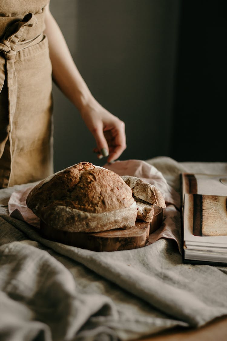 pan comida mujer mesa