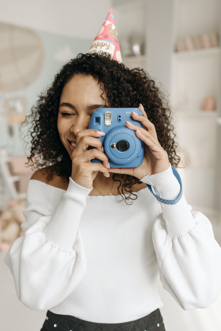 mujer camara sujetando cabellos