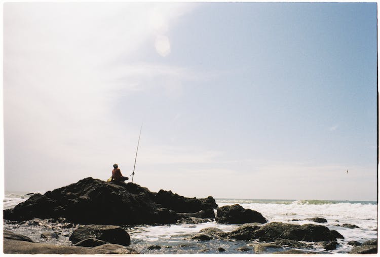 mar hombre playa sentado