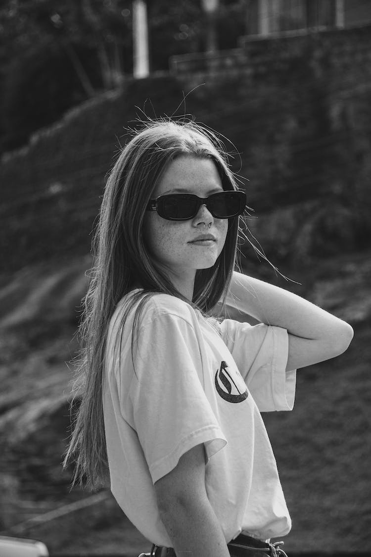 blanco y negro gafas de sol mujer cabellos