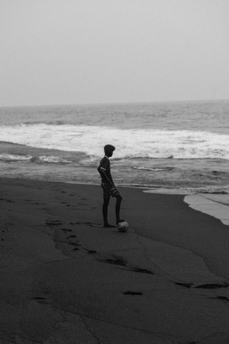 mar blanco y negro hombre playa