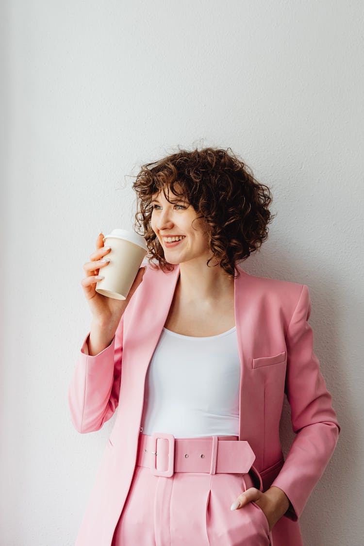 mujer cafe sonriente sujetando