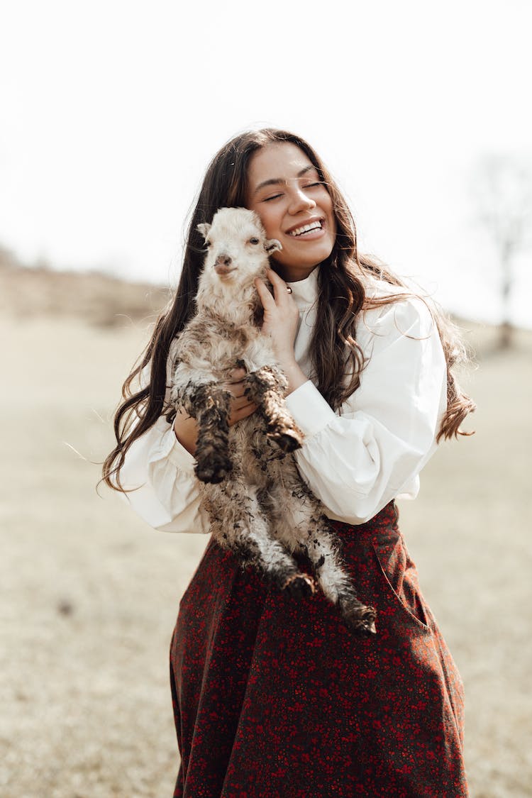 persona mujer en pie sonriente