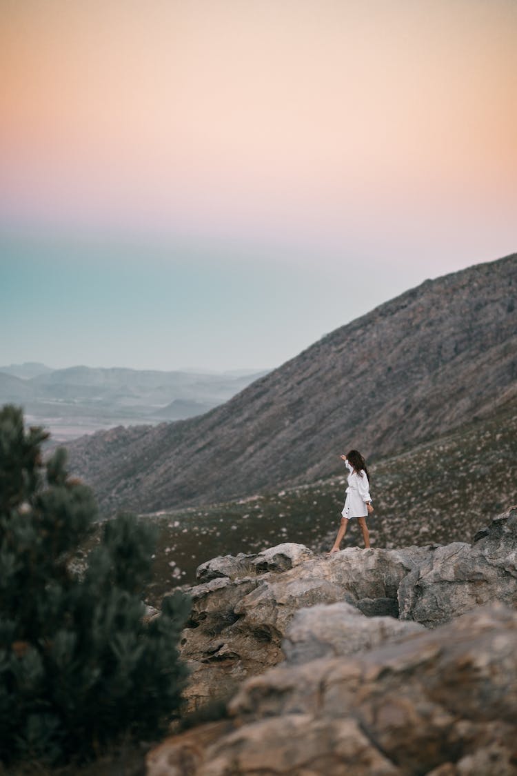 persona mujer caminando rocas