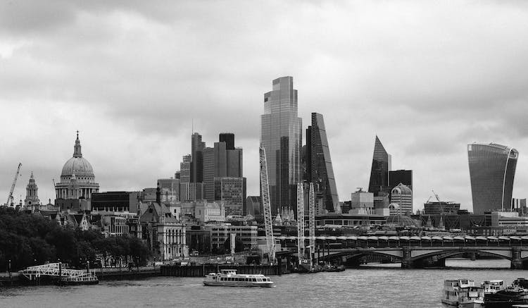 blanco y negro ciudad agua barcos