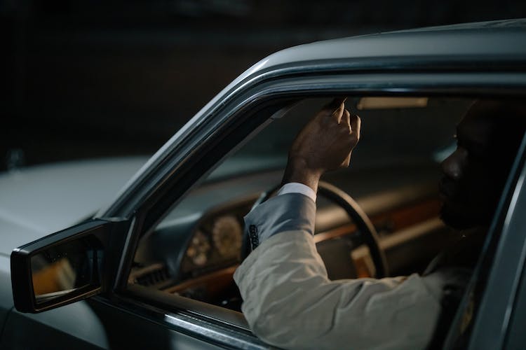 hombre sentado coche conduciendo