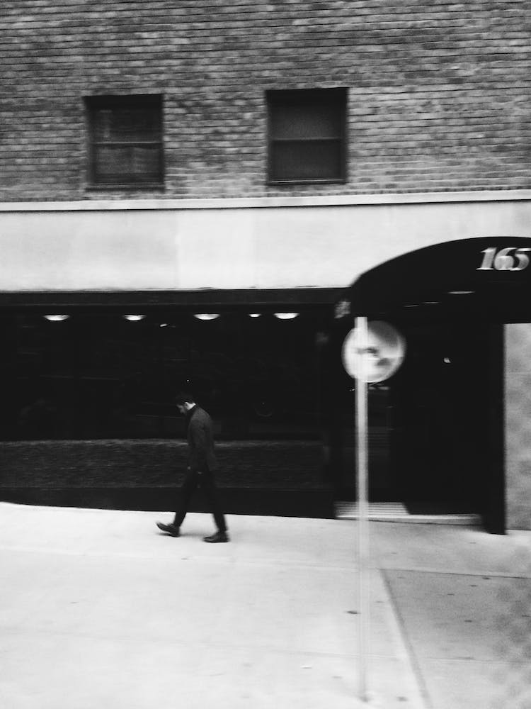 blanco y negro hombre persona caminando