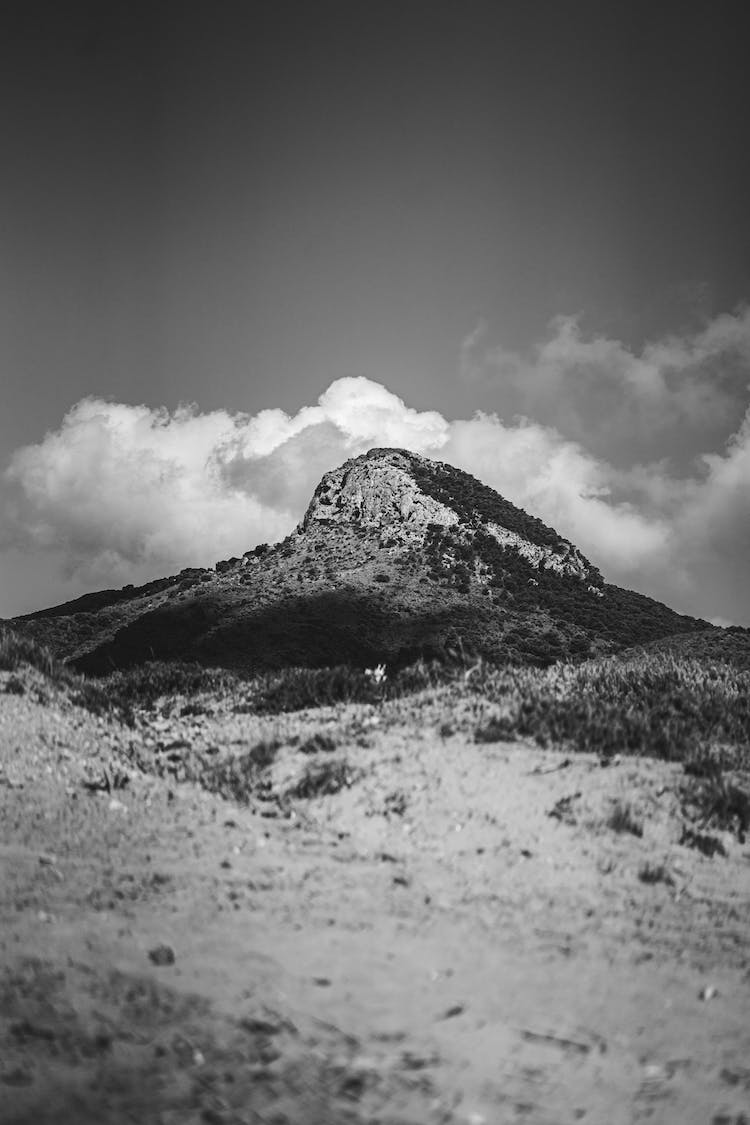 blanco y negro montana hierba cielo nublado