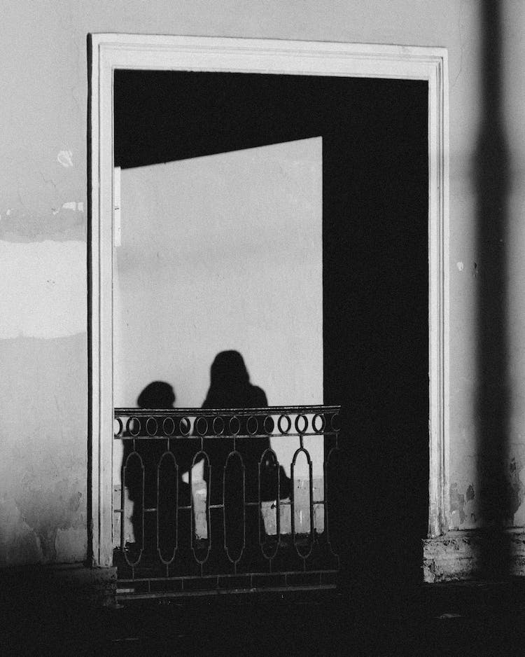 blanco y negro edificio balcon sombra