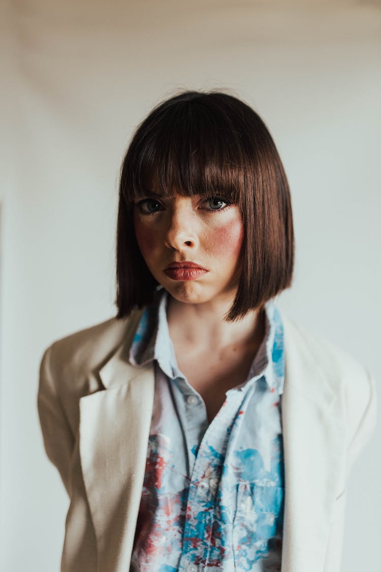 mujer retrato pelo castano cabello corto