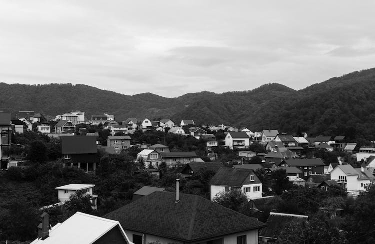 blanco y negro montanas casas edificios