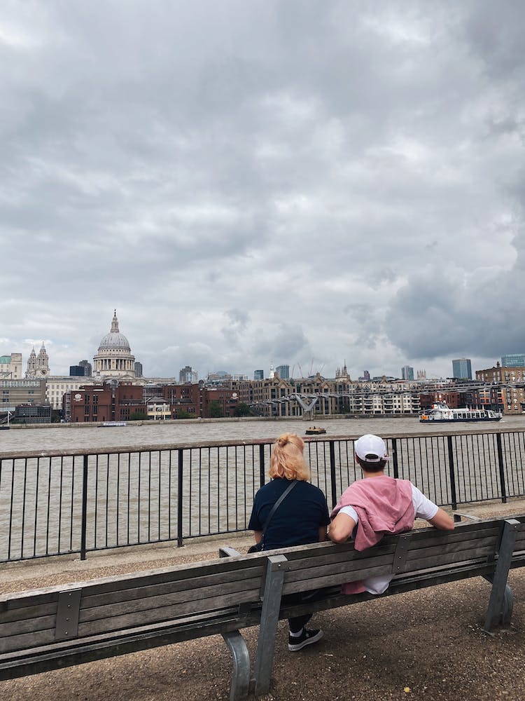 pareja sentado londres mirando a