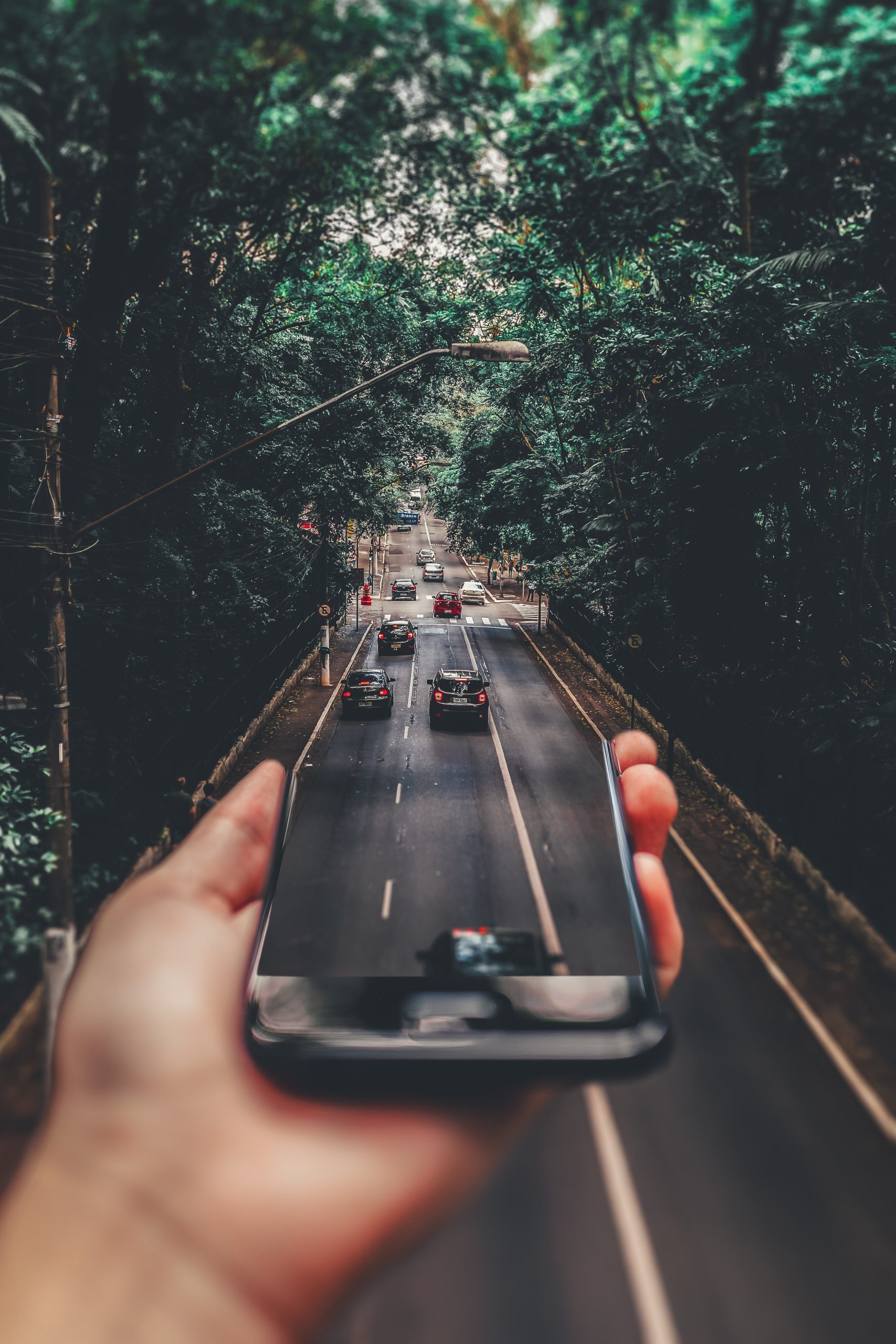 Automóviles Que Circulan Por La Carretera Debajo De Un Teléfono Inteligente